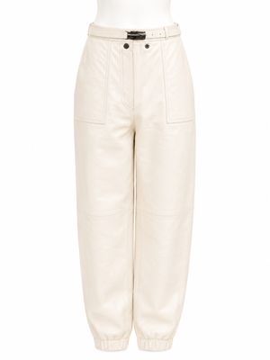 un pantalon blanc avec une ceinture, et une ceinture sur un mannequin, mannequin, mannequin, mannequin