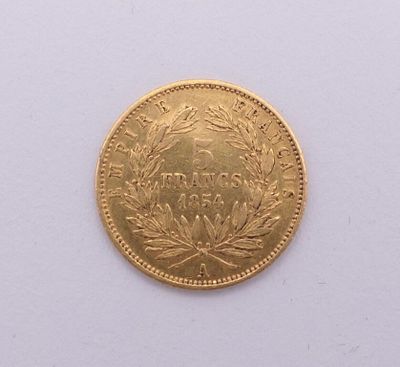 l'image d'une pièce d'or posée sur une surface blanche