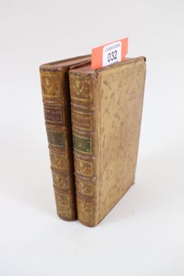 deux vieux livres posés sur une surface blanche