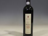 une bouteille de vin posée sur une table