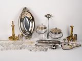 beaucoup d'objets en argent et en verre sur la table