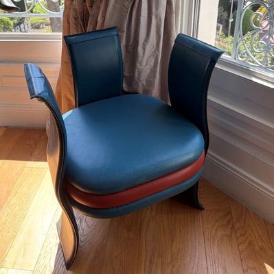 Importante paire de fauteuils postmodernes en cuir bicolore …