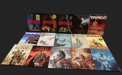 un grand nombre de livres posés sur une table