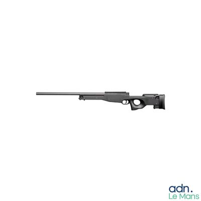un gros plan d'un fusil sur un fond blanc avec un fond blanc
