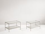 deux tables avec un plateau en verre dans une pièce blanche