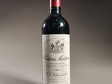 une bouteille de vin posée sur une table