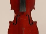 un vieux violon rouge auquel est accroché un archet noir sur le dos
