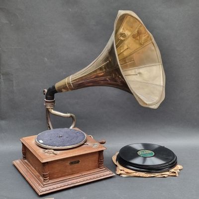 Lot comprenant : 1 gramophone et son pavillon en laiton, 1 j…