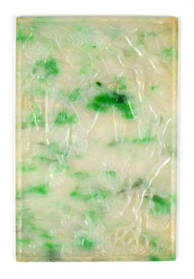 un gros plan d'un savon vert et blanc posé sur une surface blanche