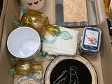 une boîte en carton contenant divers objets