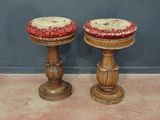 deux tabourets en bois recouverts de coussins rouges et blancs