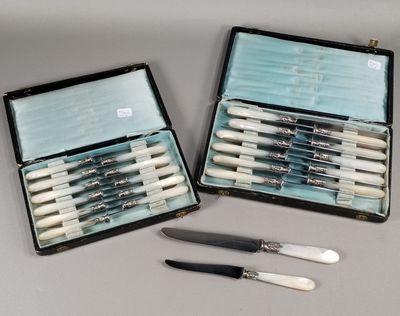 deux couteaux dans un étui et un couteau sur une table