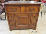 une commode en bois avec un plateau en marbre dans une chambre