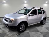 une photo d'une dacia argentée garée dans une pièce