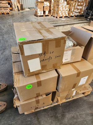 boîtes empilées les unes sur les autres sur une palette dans un entrepôt