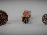 trois types différents de boutons de manchette en bois et en métal sur un fond blanc