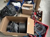 de nombreux cartons d'objets hétéroclites posés sur le sol