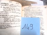 un livre sur lequel figurent des inscriptions et auquel est collé un post-it
