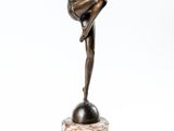statue en bronze représentant une danseuse, posée sur un socle en marbre