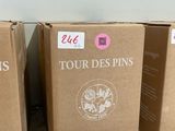 trois cartons de vin posés par terre devant un mur