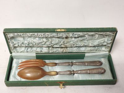 deux cuillères et une fourchette dans une boîte verte