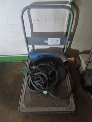 un chariot équipé d'un tuyau dans un garage