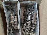 une boîte contenant deux figurines en plastique