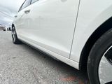 une voiture blanche garée sur le bord de la route
