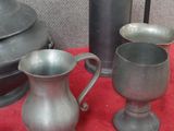 une nappe rouge sur laquelle sont disposés plusieurs objets en argent