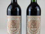deux bouteilles de vin rouge posées l'une à côté de l'autre sur une table