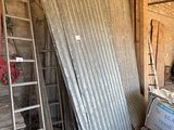 Plusieurs morceaux de métal sont empilés dans une pièce