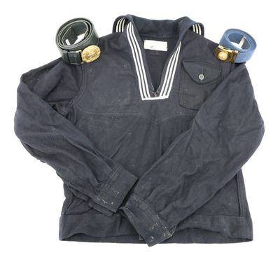 une image représentant une veste et une ceinture sur fond blanc