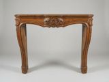 une table en bois avec un plateau et des pieds sculptés