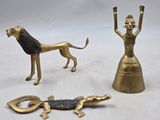 figurines en laiton représentant une femme, un lion et un chien