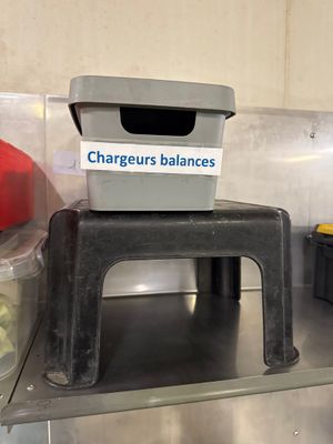 une pile de récipients posée sur un comptoir métallique