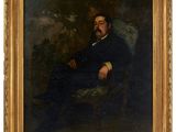 portrait d'un homme en costume bleu, assis sur une chaise