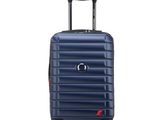 La valise bleue est équipée de roulettes et d'une poignée.