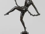 une statue en bronze représentant une femme avec une chaîne autour du cou
