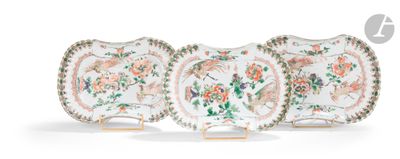 trois assiettes en porcelaine chinoise ornées de fleurs et d'oiseaux