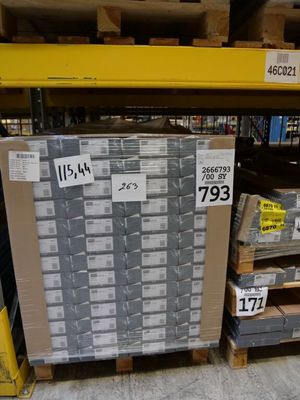 une grande pile de cartons posée sur une étagère dans un magasin