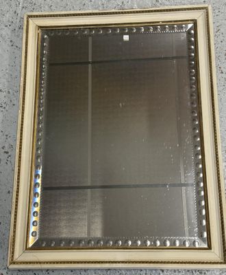 une photo d'une photo d'un miroir accroché au mur