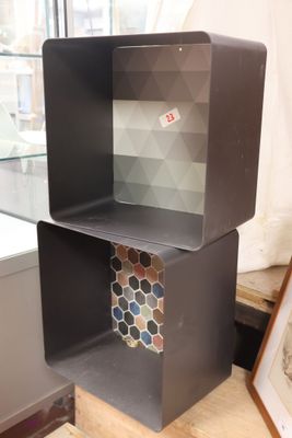 une étagère noire surmontée d'une porte vitrée