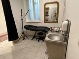 une pièce équipée d'un lavabo et d'un miroir