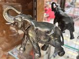 une vitrine remplie de diverses figurines d'éléphants