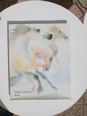 une photo d'un cheval posé sur une table sur laquelle se trouve un livre