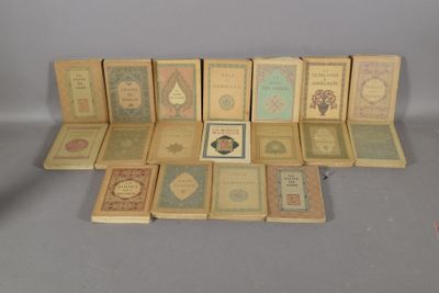 un grand nombre de livres posés sur une table
