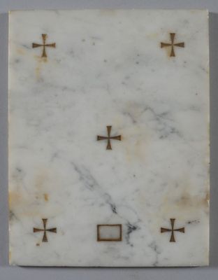 une photo d'une plaque en marbre sur laquelle figurent des croix