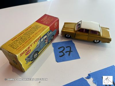 une petite voiture miniature et une boîte posées sur une table
