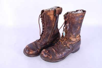 Paire de bottes de saut de parachutiste en ABE modifiées d’o…
