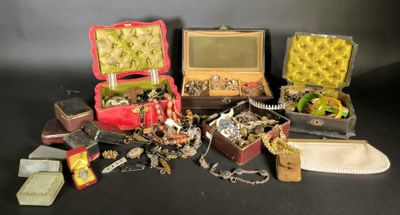 un grand nombre d'objets posés sur une table